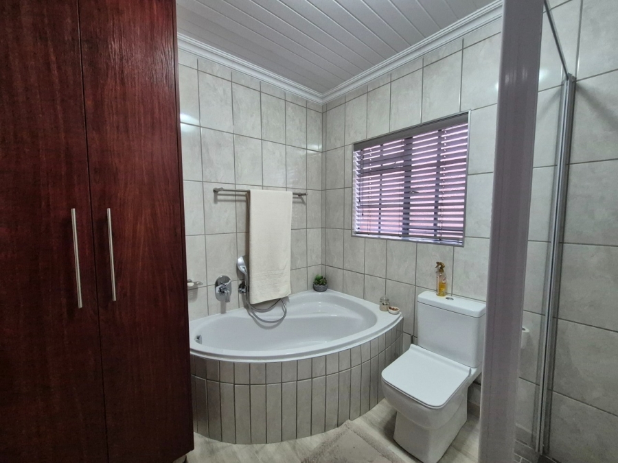 5 Bedroom Property for Sale in Langenhovenpark Free State